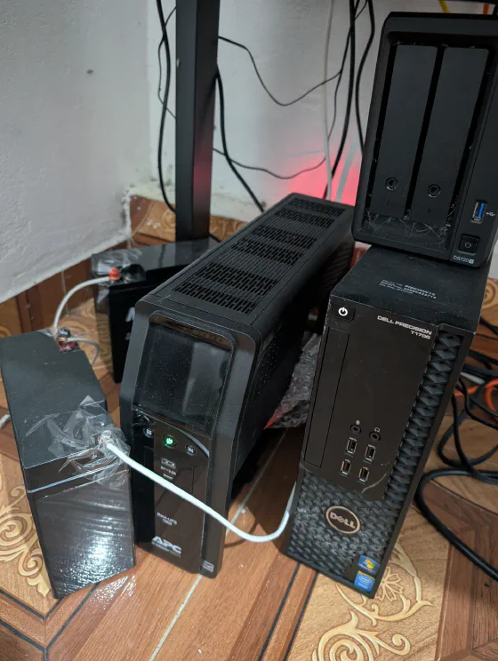 Il gruppo di continuità del Marcio: un vecchio UPS APC collegato a due batterie al litio, accanto al Dell che ospita il sito.